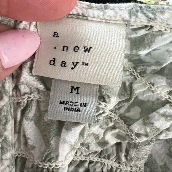 A New Day Floral Ruched Puff Sleeve Peplum Top Size Medium - Picture 7 of 7